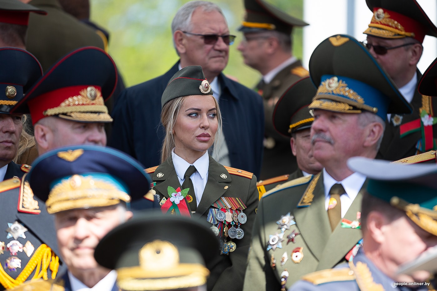 1400x933, 208 Kb / парад, медали, пилотка