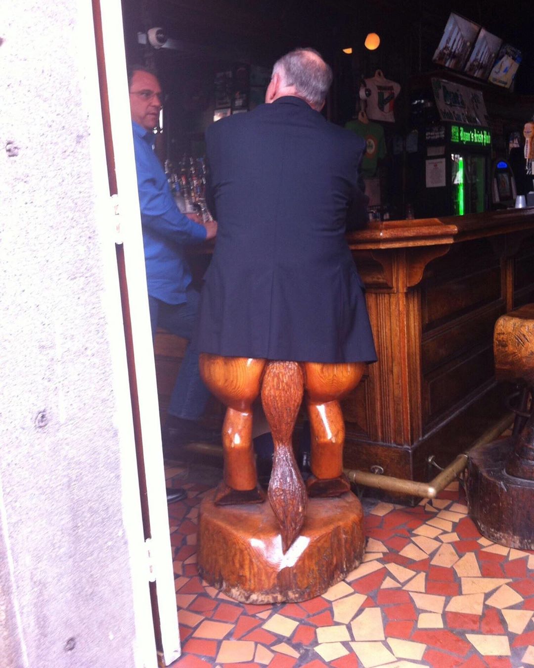 1080x1350, 184 Kb / бар, пиджак, стул, хвост, копыта