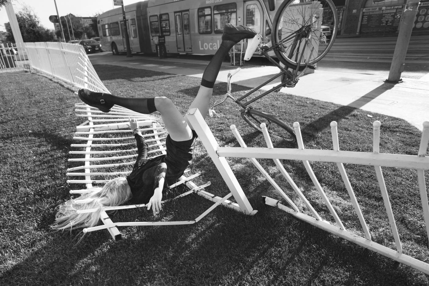 1400x935, 267 Kb / ч/б, автобус, забор, велосипед, наебнулась