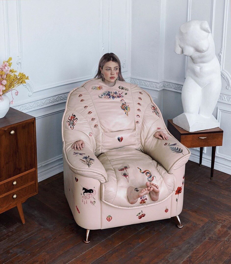 942x1080, 202 Kb / Кресло, голова, стрекоза, осьминог, статуя, единорог, змея, вишня, клубника