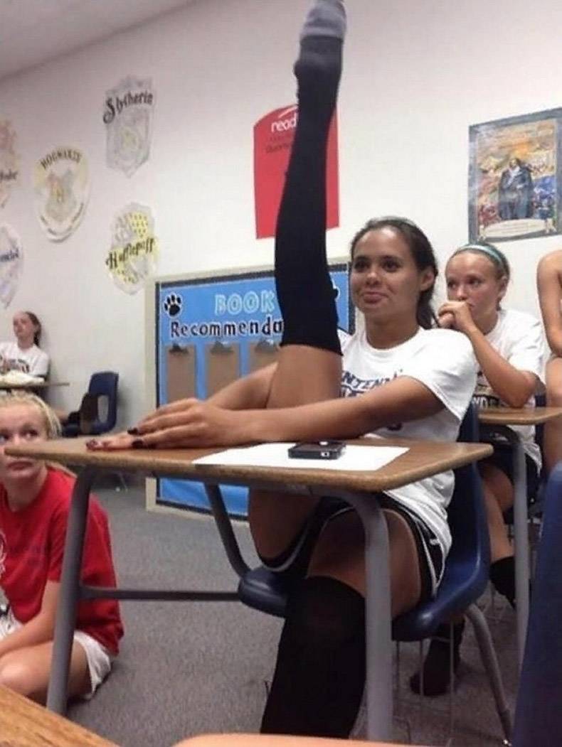 790x1051, 74 Kb / ученицы, класс, растяжка, нога