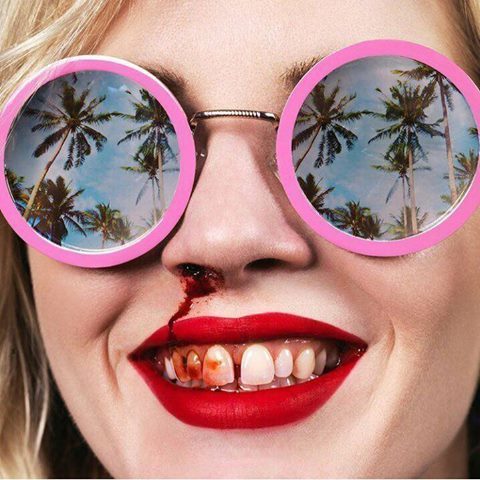 480x480, 52 Kb / девка, очки, нос, кровь, пальмы, ббпе