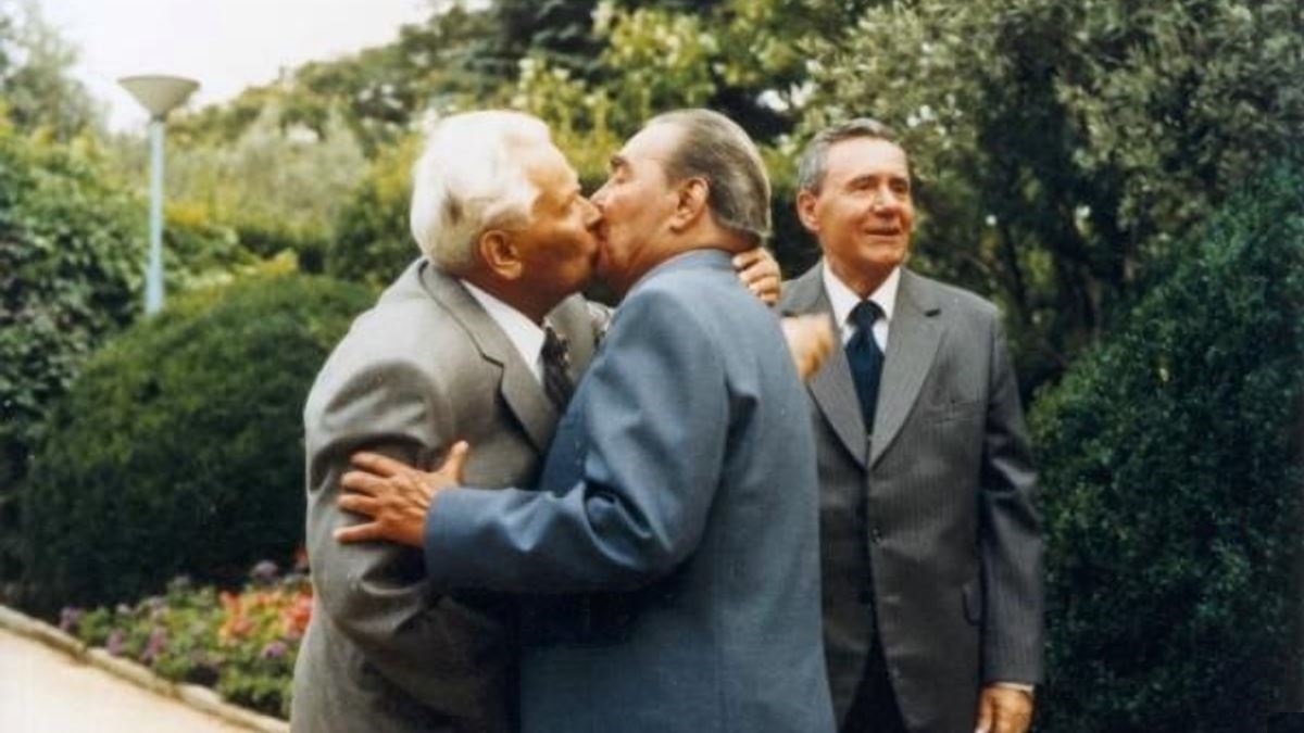 1200x675, 150 Kb / троица, брежнев, черненко, громыко, поцелуй