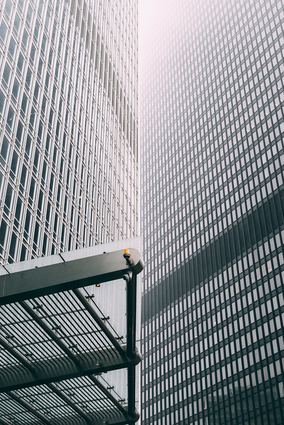 956x1433, 525 Kb / высотка, небоскреб, навес, фонарь, лампочка