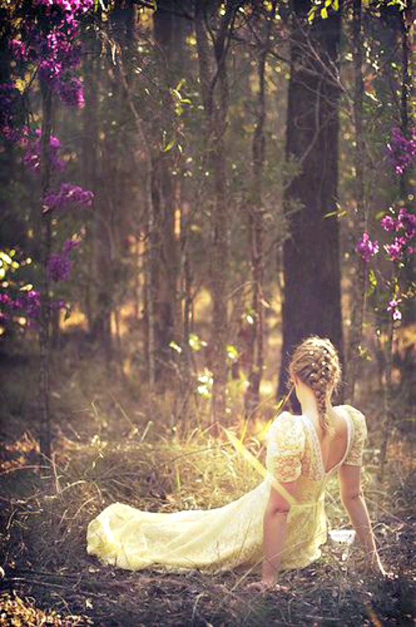 600x904, 163 Kb / женщина, лес, деревья, коса, платье, сирень