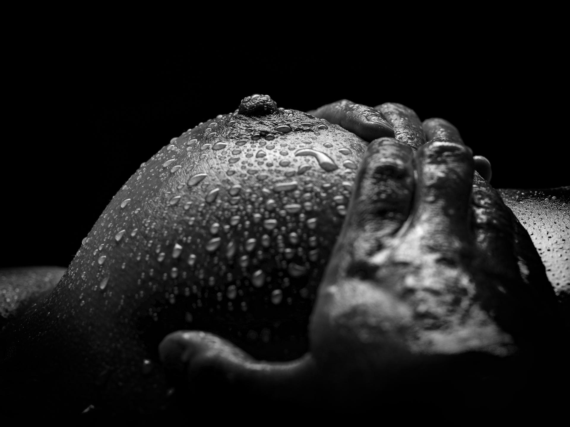 1920x1440, 149 Kb / грудь, рука, капли, сосок, ч/б, Марк Бергманн