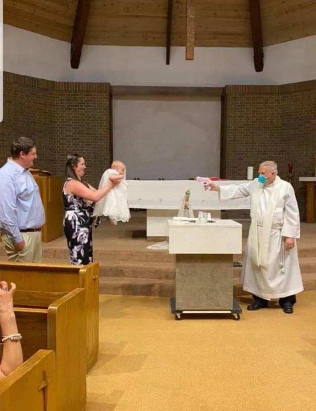 1080x1404, 112 Kb / крещение, пистолет, водный, священник