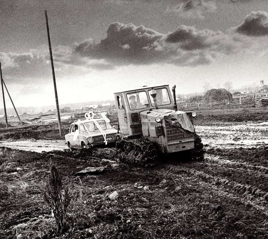 897x799, 143 Kb / бульдозер, трактор, жигули, копейка, свадьба, ч/б