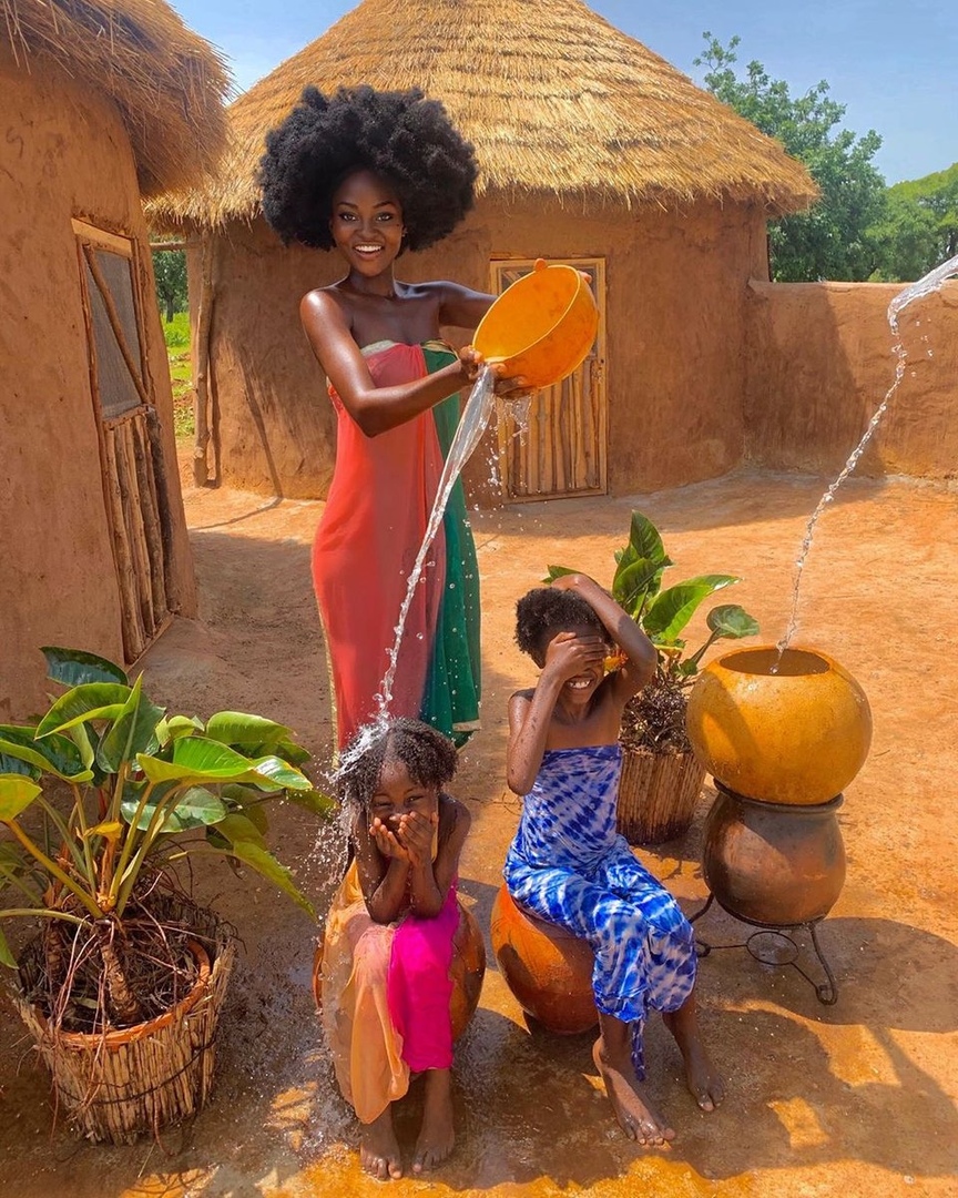 864x1080, 467 Kb / негритянка, дети, вода, хижина, Hamamat Montia