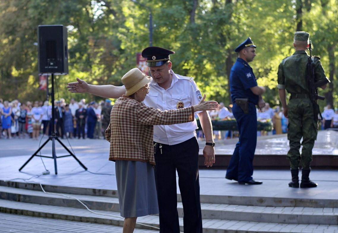 1138x785, 268 Kb / офицер, солдат, часовой, пенсионер, бабушка, полицейский, колонка, указывающий