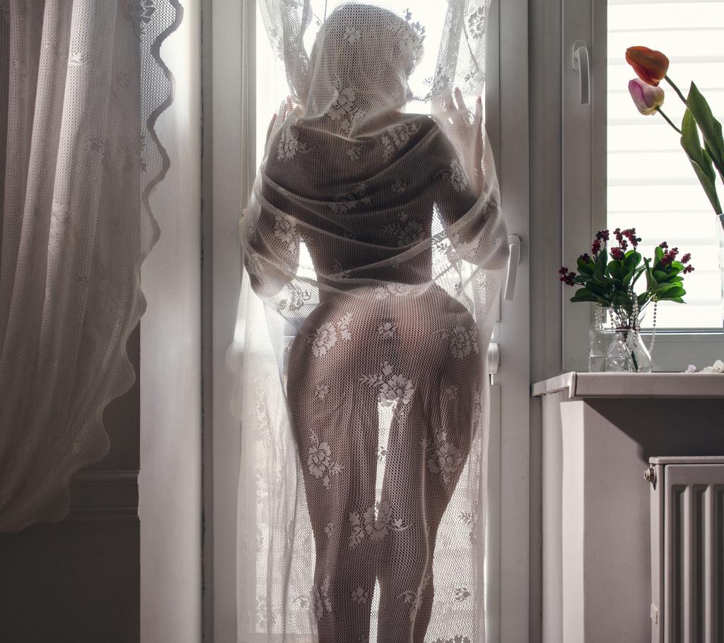 1024x910, 132 Kb / Виктор Стингер, Анна, балкон, занавеска, тюльпаны