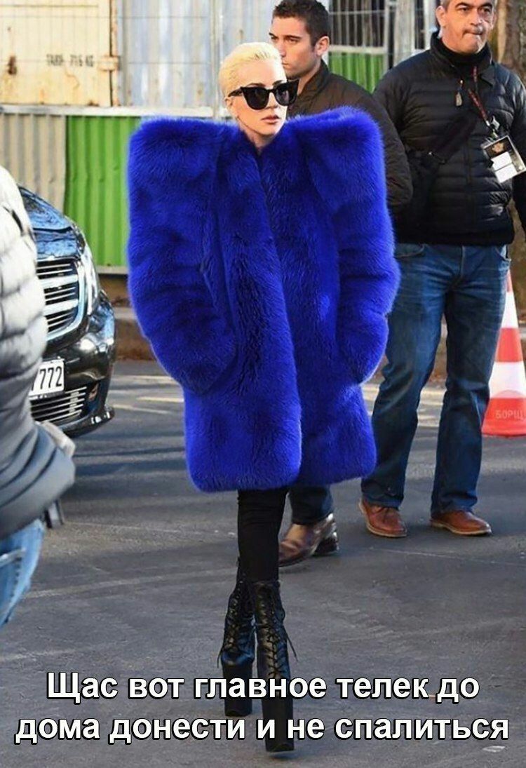 750x1095, 151 Kb / гага, телевизор, плечи