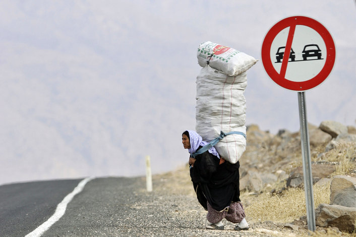 706x471, 63 Kb / женщина, дорога, груз, знак