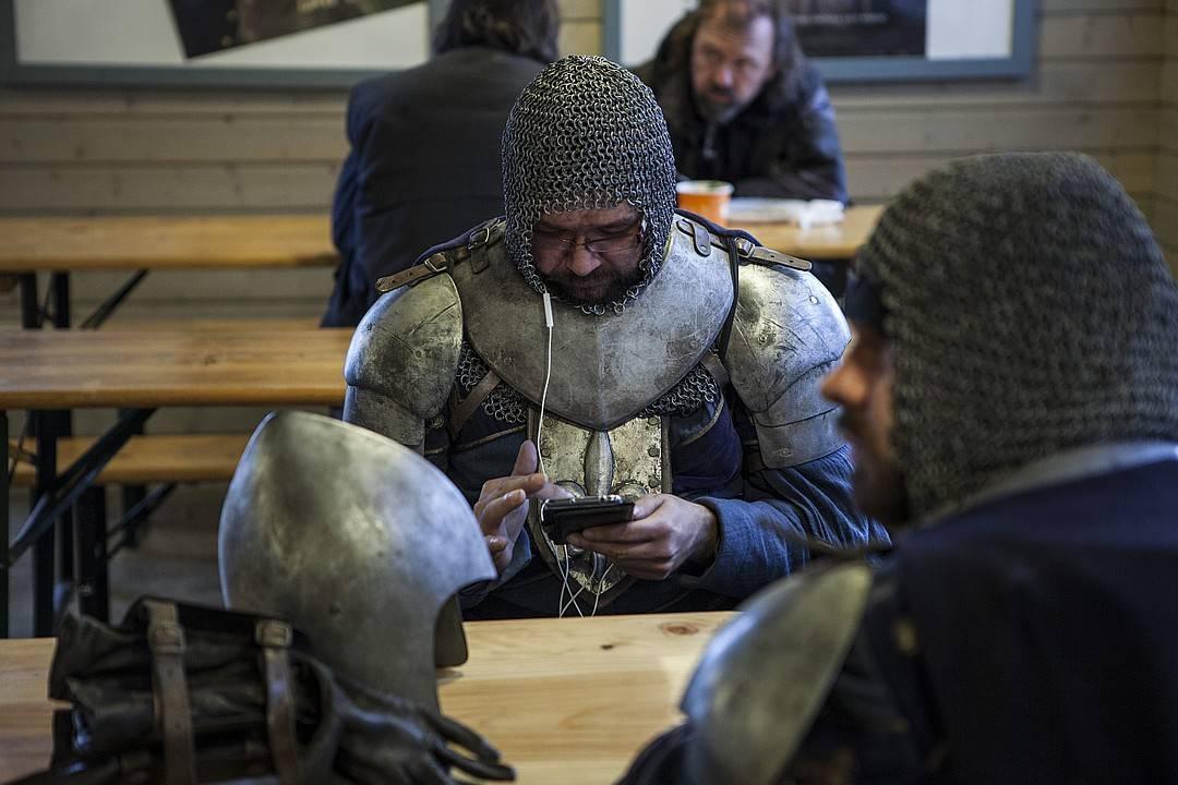 1080x720, 92 Kb / шлем, доспехи, кольчуга, рыцарь, телефон, наушники