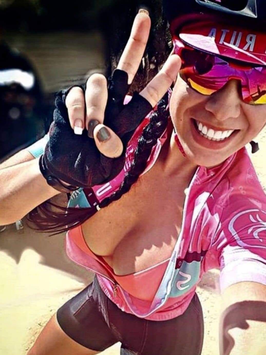 1036x1381, 133 Kb / велосипедистка, победа, бюстгальтер, футболка