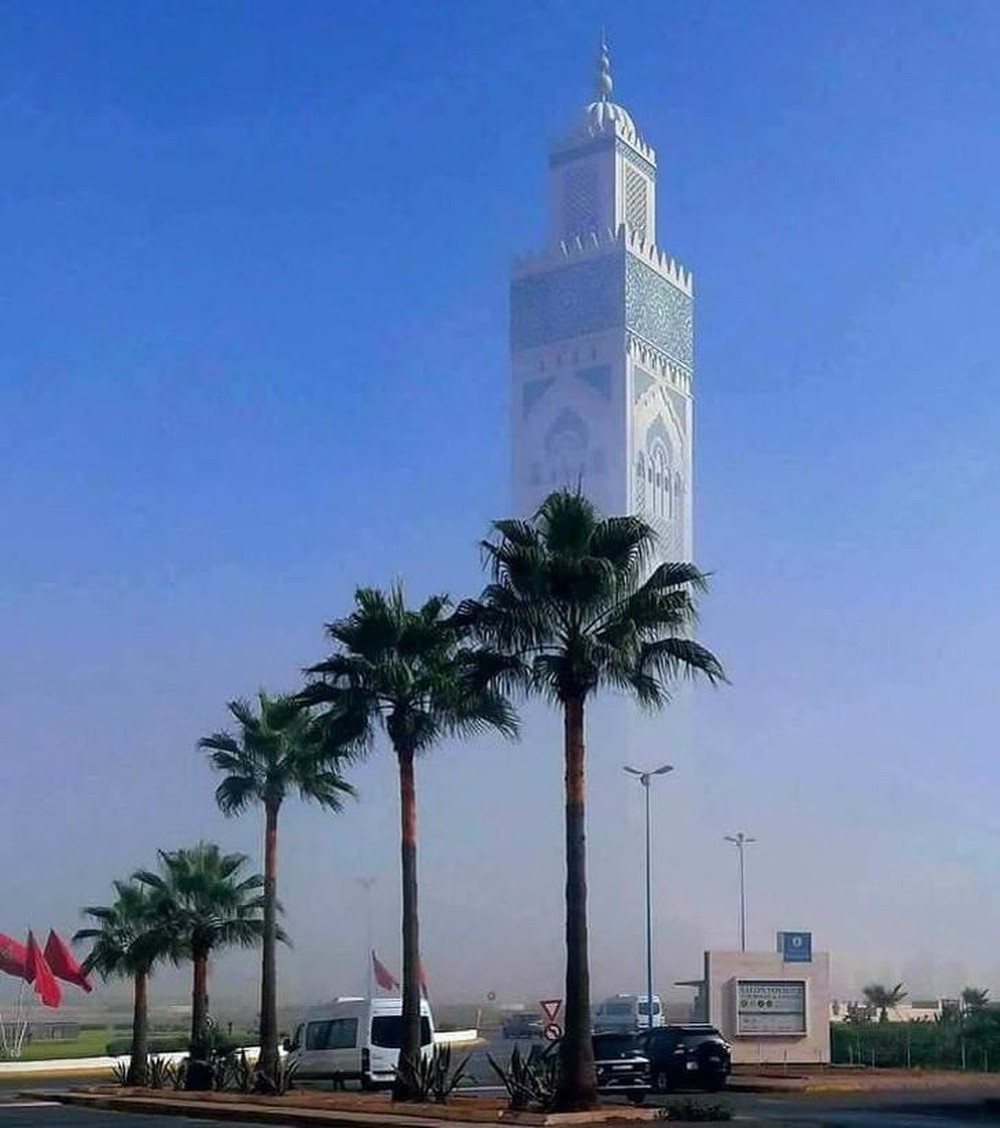 1000x1128, 133 Kb / небо, мечеть, пальмы, машины, туман, Хасан II