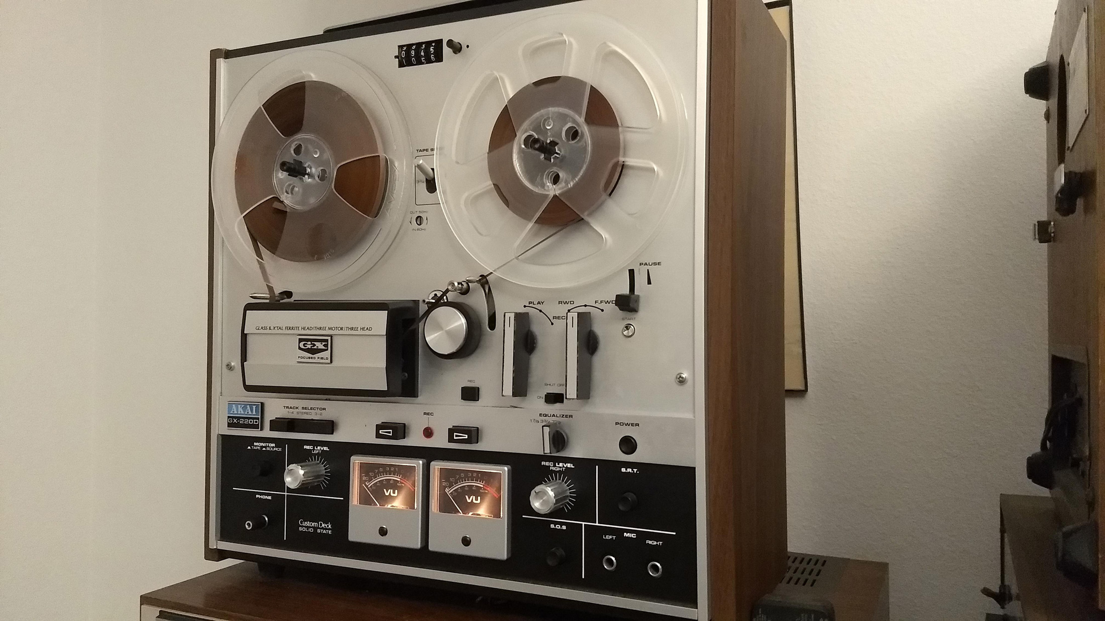 2200x1238, 586 Kb / магнитофон, akai