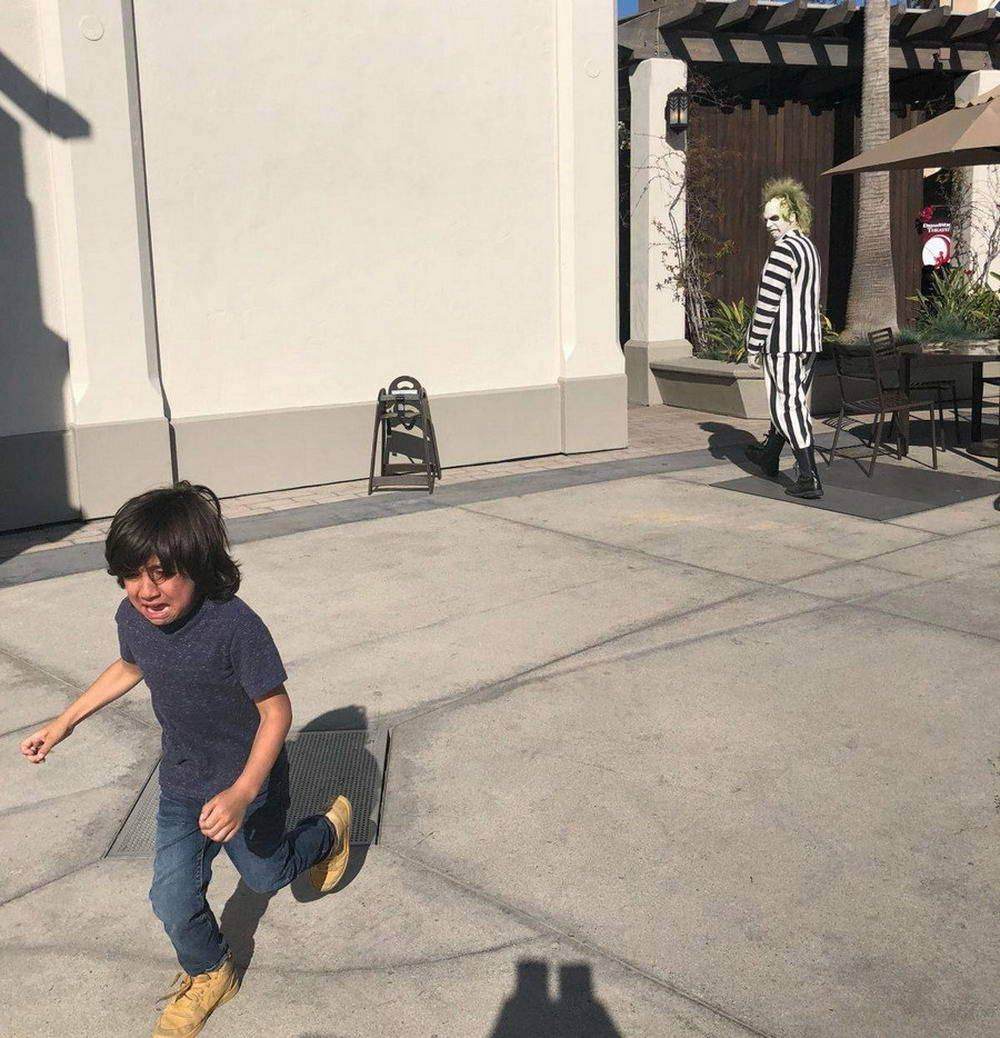 1000x1038, 133 Kb / испуг, клоун, ребёнок, зебра, полоски, Битлджус