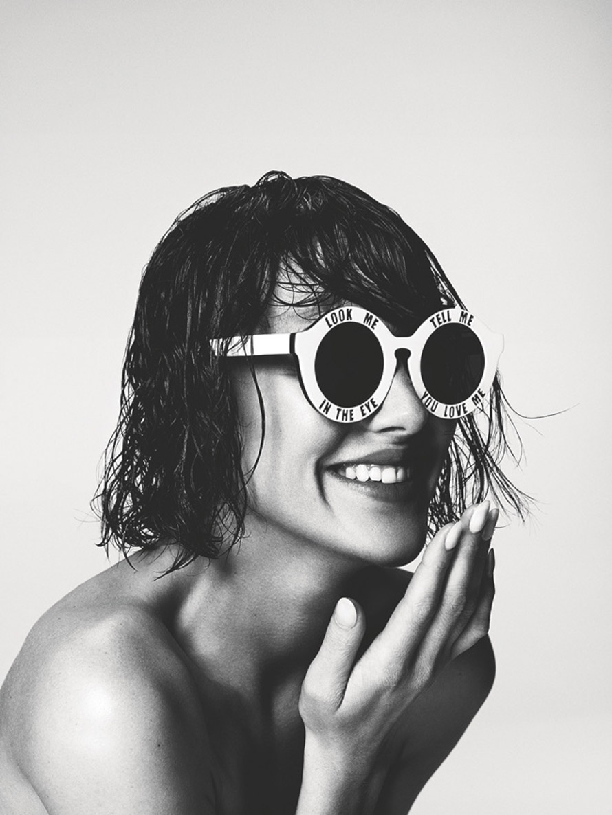 890x1186, 167 Kb / солнечные очки, улыбка, маникюр, ч/б