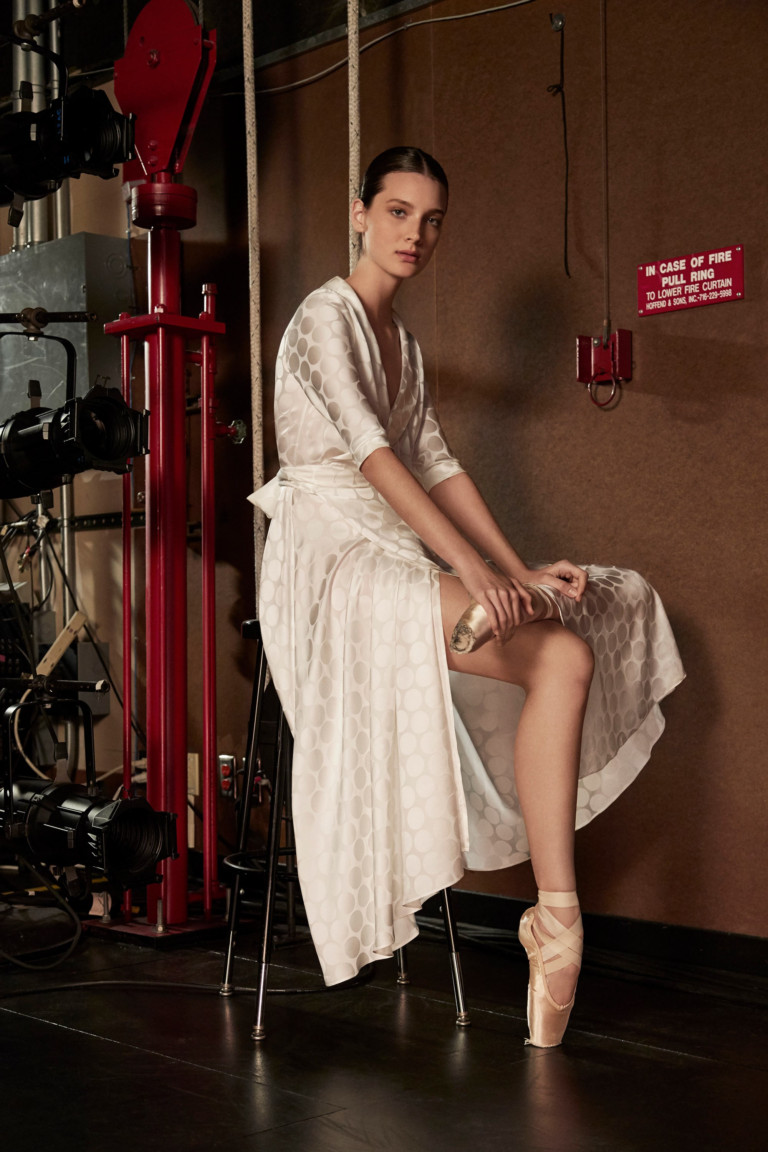 768x1152, 209 Kb / платье, стул, брюнетка, сидит, пуанты