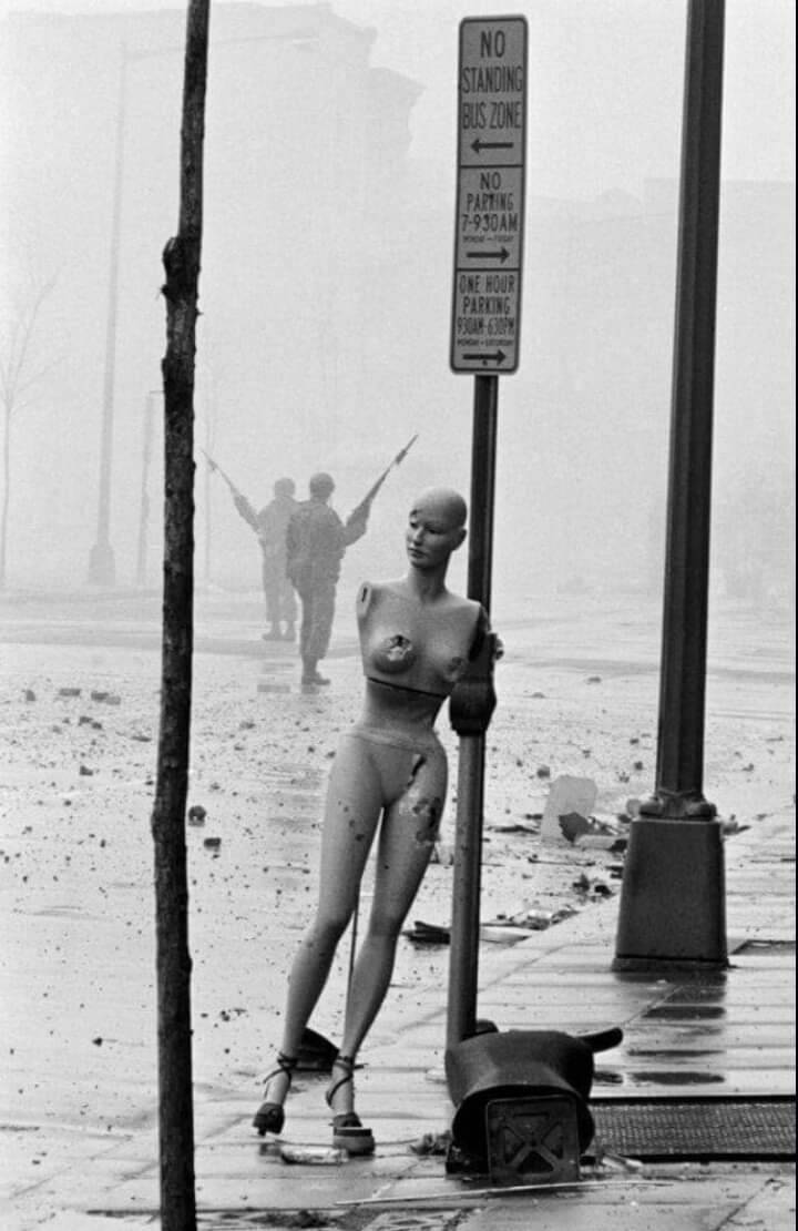 720x1110, 72 Kb / столб, знак, манекен, ч/б