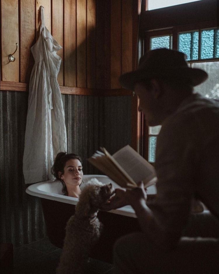 750x935, 76 Kb / мужчина, женщина, ванна, собака, шляпа, книга, платье