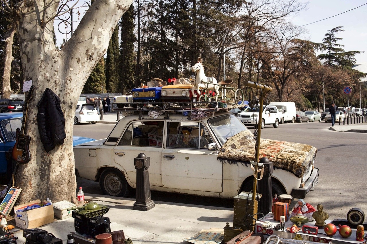 1280x853, 479 Kb / блошиный рынок, жигули, танк, волчок