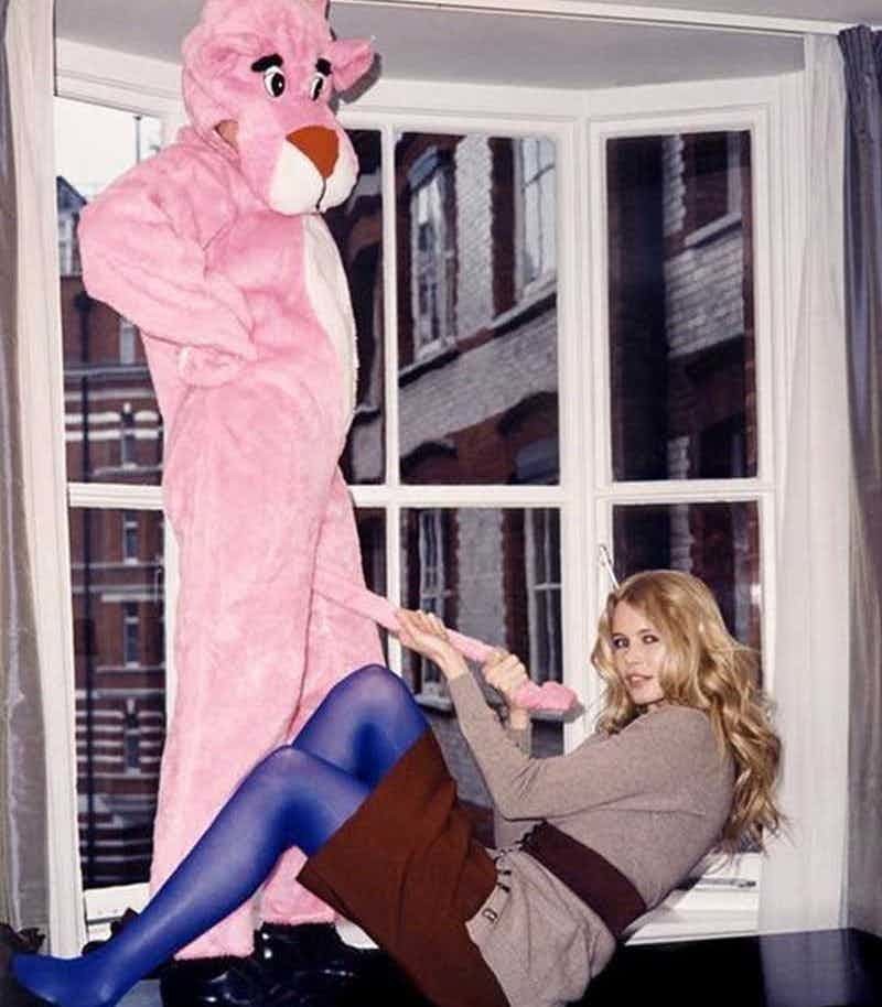 800x914, 74 Kb / Клаудия Шиффер, розовая пантера, хвост, окно