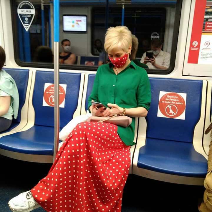 720x720, 92 Kb / блондинка, метро, маска, горошек