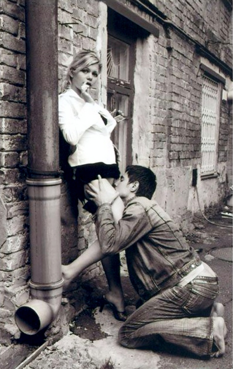 756x1200, 240 Kb / дом, стена, труба, ч/б, водосток, решётка, джинсовка, босиком