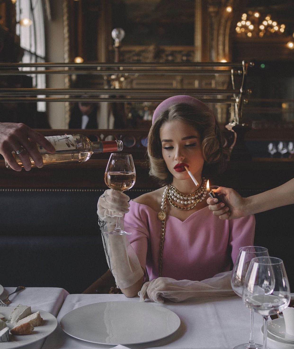 1242x1476, 169 Kb / шляпка, перчатки, сигарета, бутылка, бокал, вино, украшения, бусы