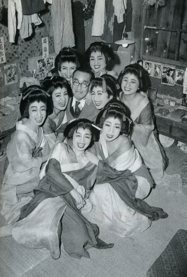 600x890, 116 Kb / гейши, мужчина, беспорядок, ч/б