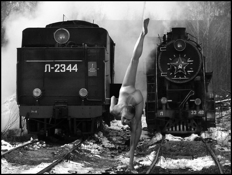 750x564, 80 Kb / ж/д, поезда, снег, женщина, ноги, старт, ч/б, фотошоп