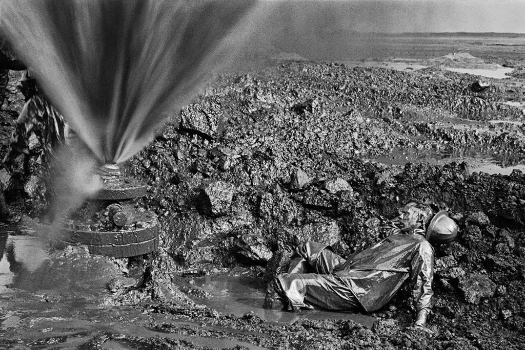 1024x684, 199 Kb / нефть, брызги, мужчина, камни, каска, ч/б