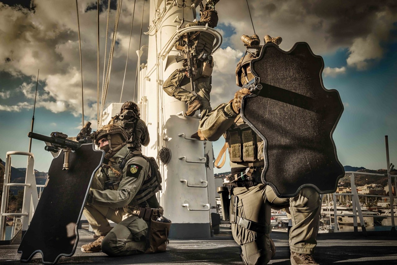 1280x854, 262 Kb / солдат, омон, спецназ, Италия, щит, каска, лестница