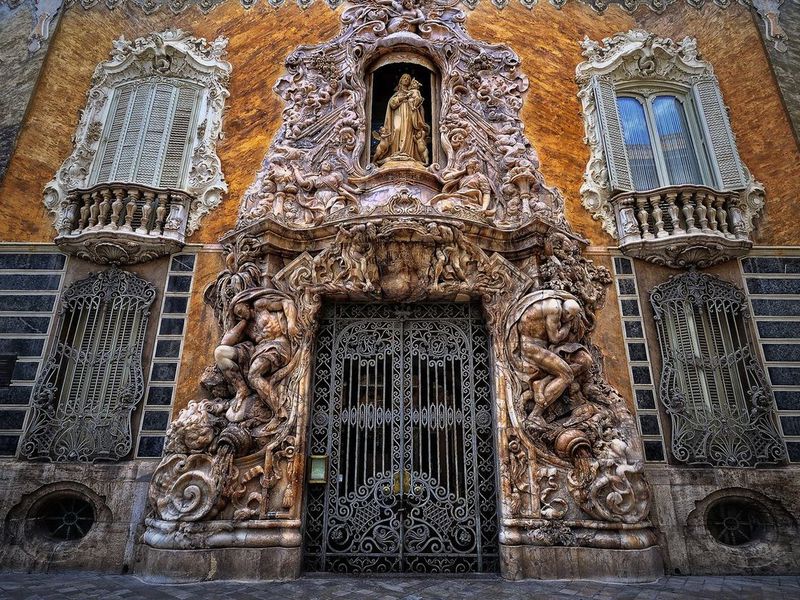 800x600, 174 Kb / здание, музей, лепнина, скульптура, ворота, ковка, окна, Испания, Валенсия