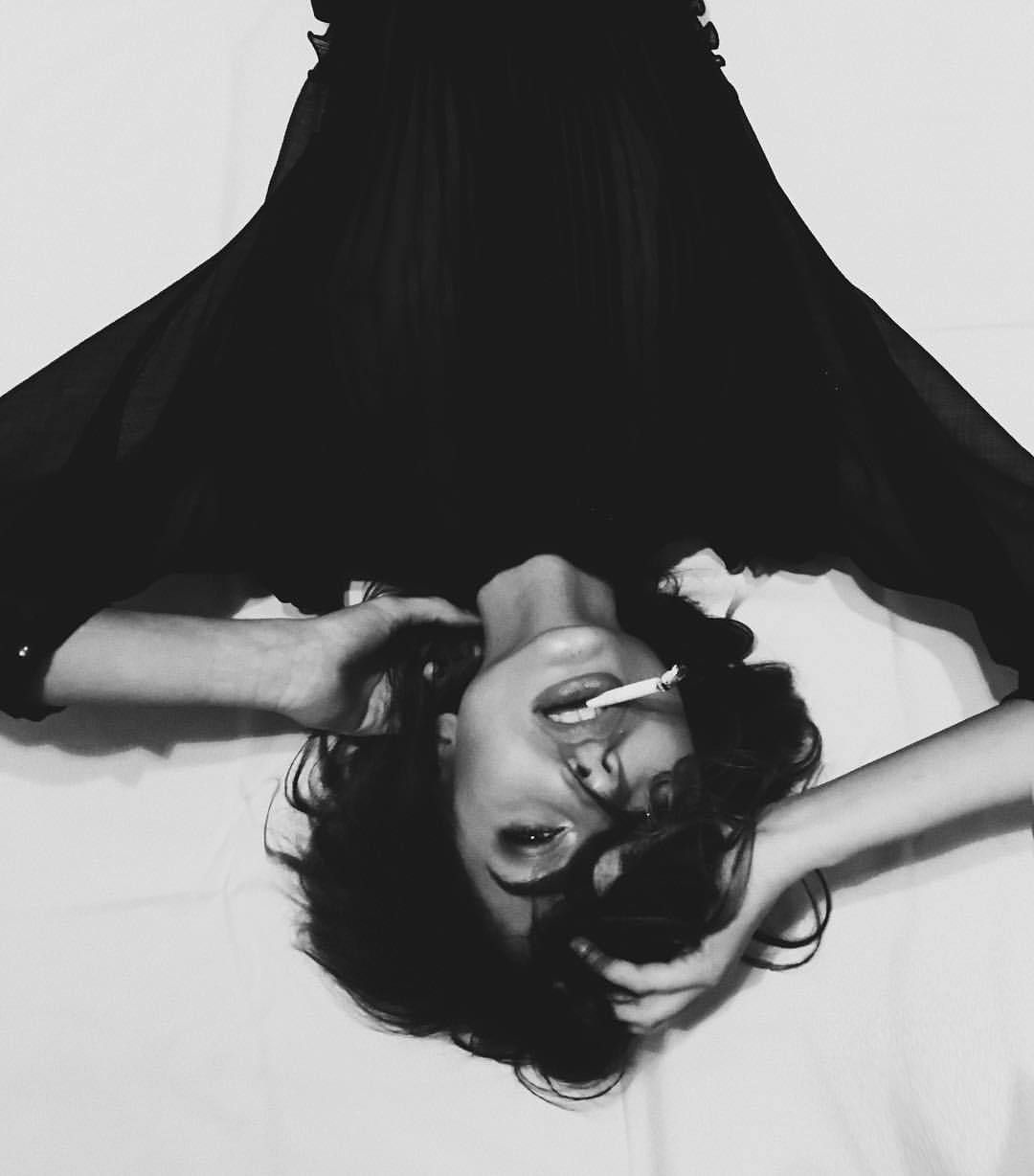 1080x1228, 59 Kb / брюнетка, сигарета, ч/б