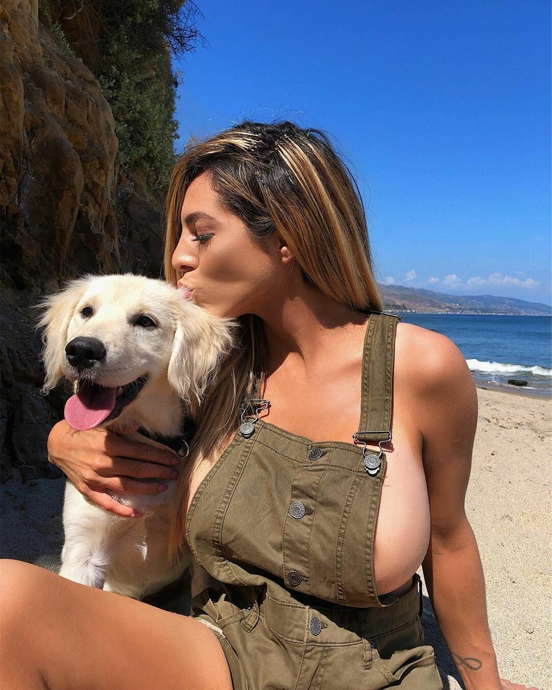 1080x1350, 283 Kb / пёс, поцелуй, комбинезон, Danielley Ayala