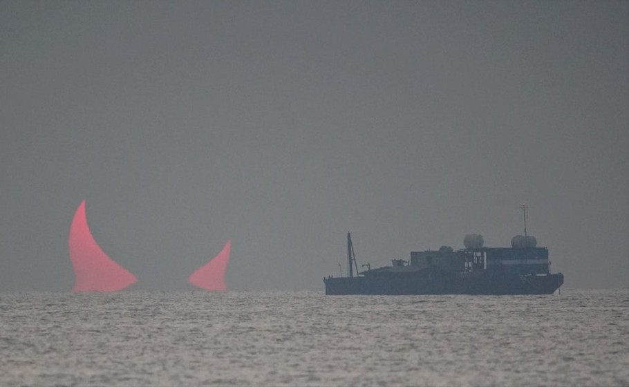 910x560, 56 Kb / корабль, затмение, рога