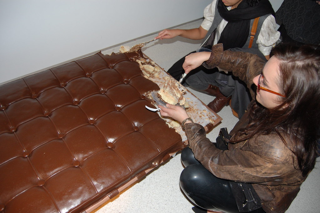 1024x681, 155 Kb / кровать, торт, шоколад, тахта, очки, дверь