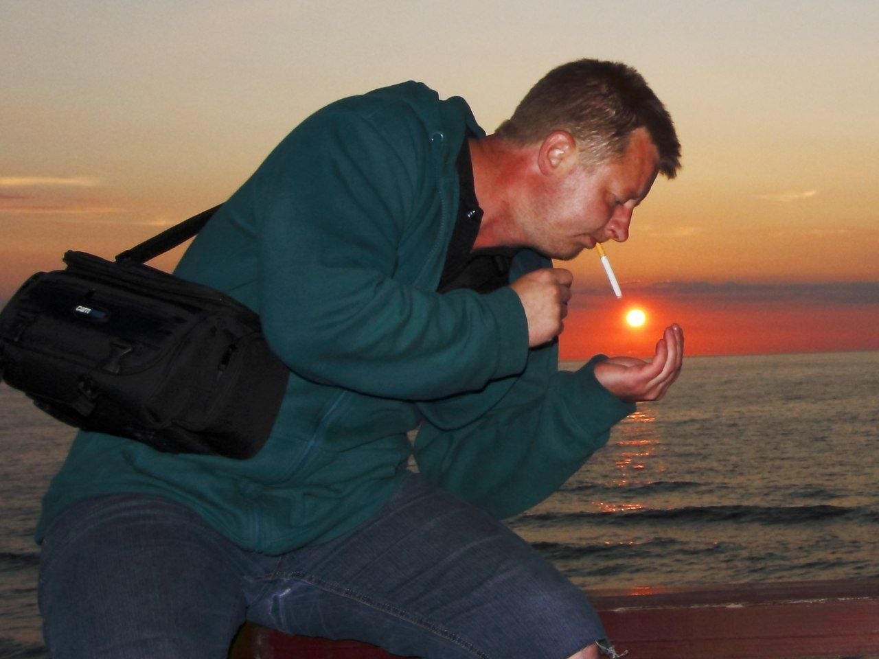 1280x960, 134 Kb / Закат, сумка, сигарета, море