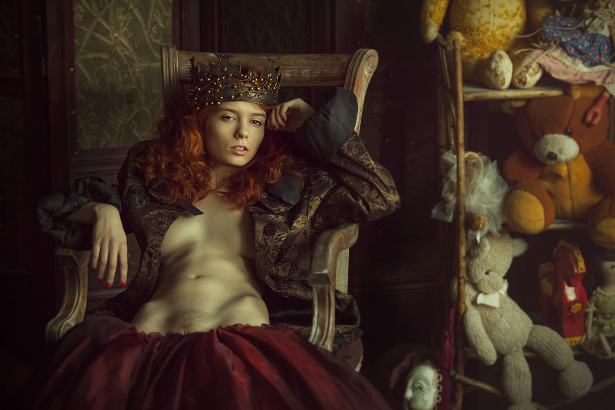 1200x800, 220 Kb / Марта Громова, игрушки, корона, кресло