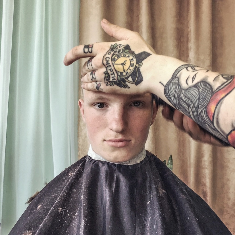 827x827, 216 Kb / тату, рука, парикмахер