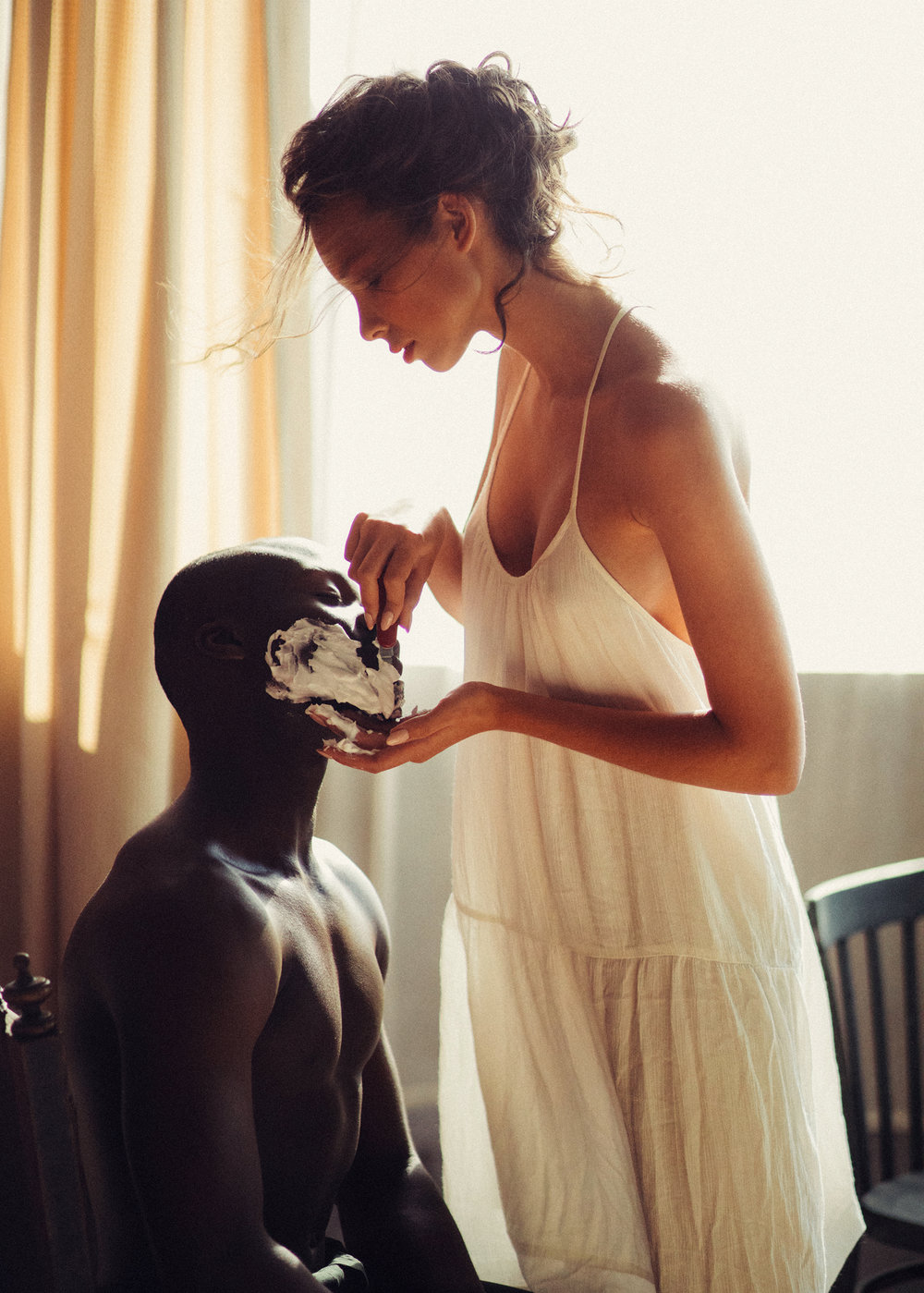 1000x1399, 259 Kb / негр, бритье, стул, занавеска, Марта Сырко