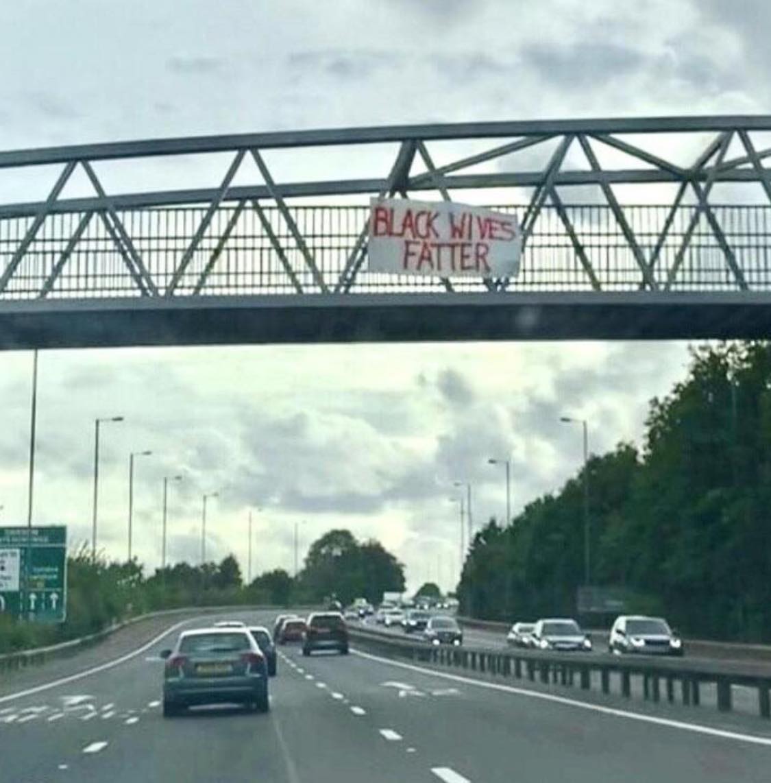 1125x1142, 97 Kb / мост, машины, плакат, чёрные жёны толще, BLM