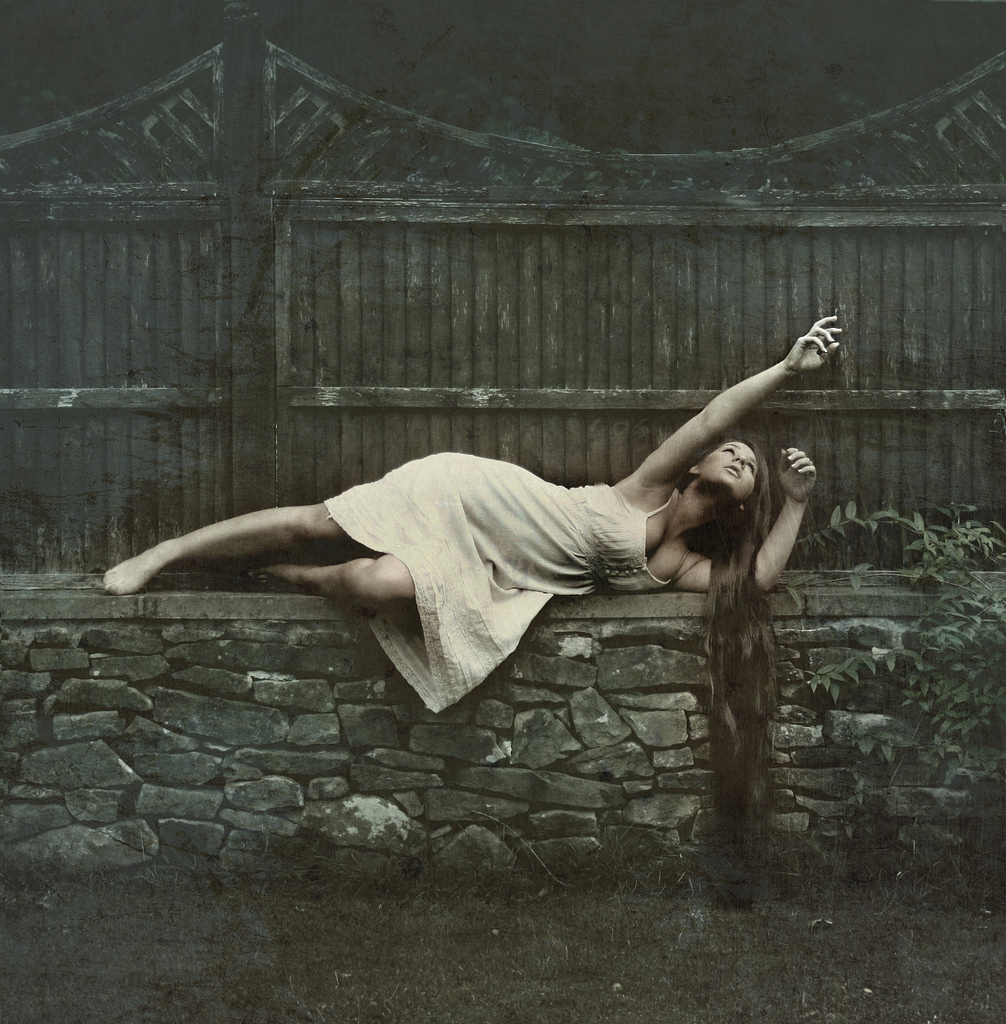 1006x1024, 525 Kb / женщина, лавочка, камни, забор, ч/б, сорочка, Rosie Hardy