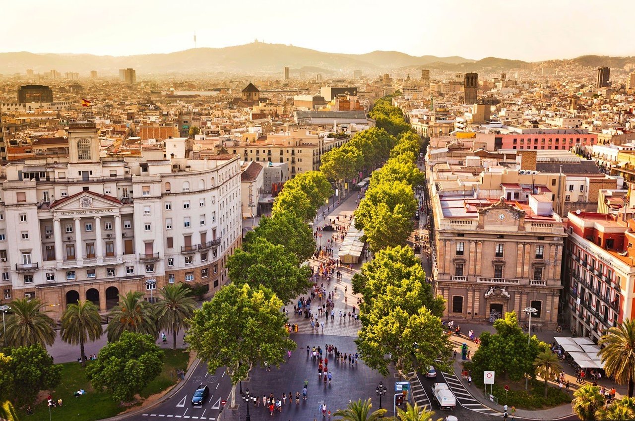 1280x849, 334 Kb / дома, здания, улица, Барселона, люди, авто, деревья, палатки, знаки, горы