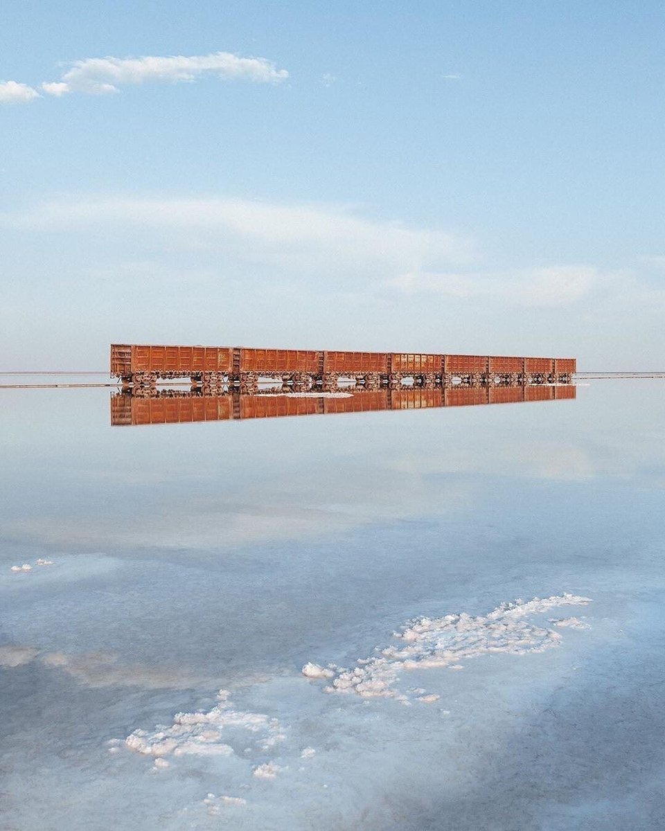 960x1200, 141 Kb / вагоны, состав, ж/д, вода, отражение, небо, облака, караван, соль