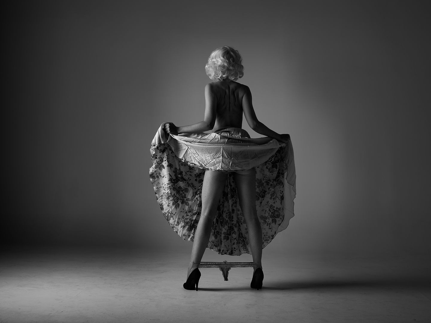 1440x1080, 112 Kb / платье, трусики, юбка, блондинка, туфли, ч/б, топлесс, Nicole Melrose