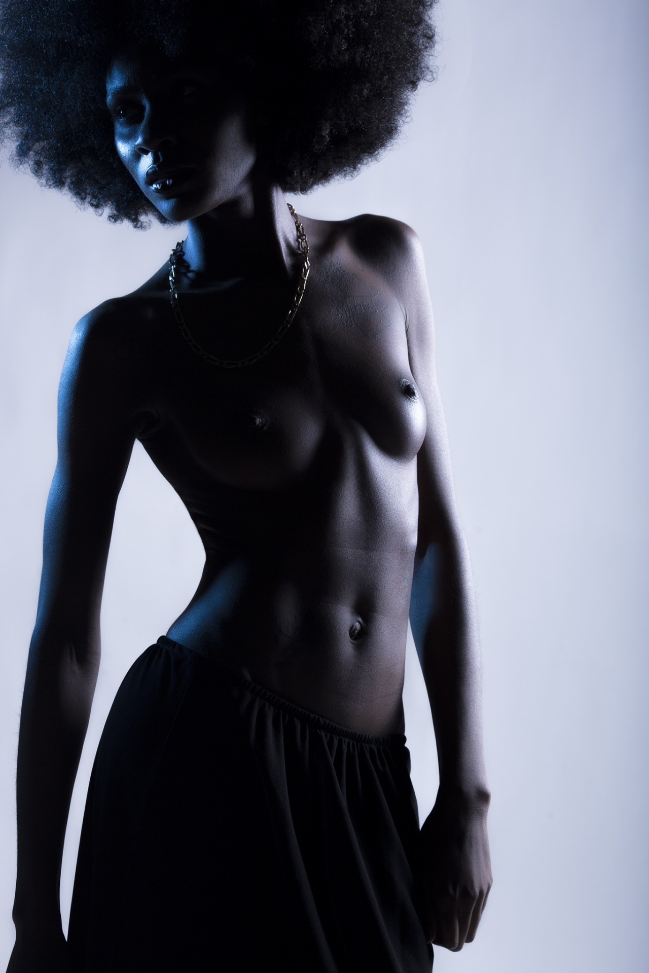 1280x1919, 283 Kb / негритянка, афро, юбка, цепь, цепочка